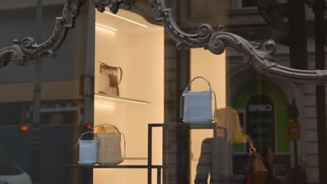 Nahaufnahme-Der-Ausstellung-Von-Handtaschen-Im-Schaufenster-Eines-Luxusmarkengeschäfts-In-Der-Bond-Street-Mayfair,-London,-Großbritannien-1